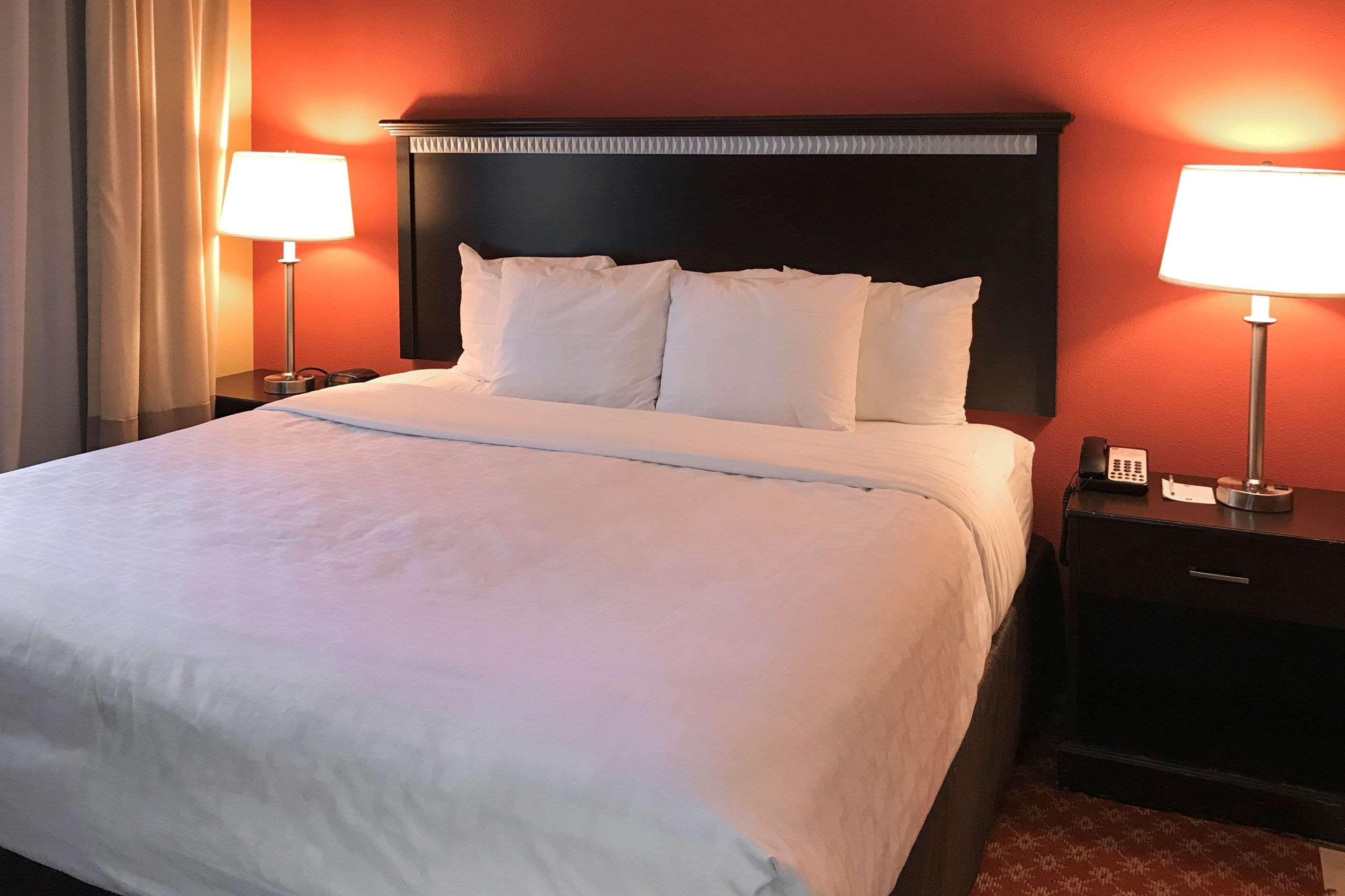 Clarion Hotel & Conference Center Томс-Ривер Экстерьер фото