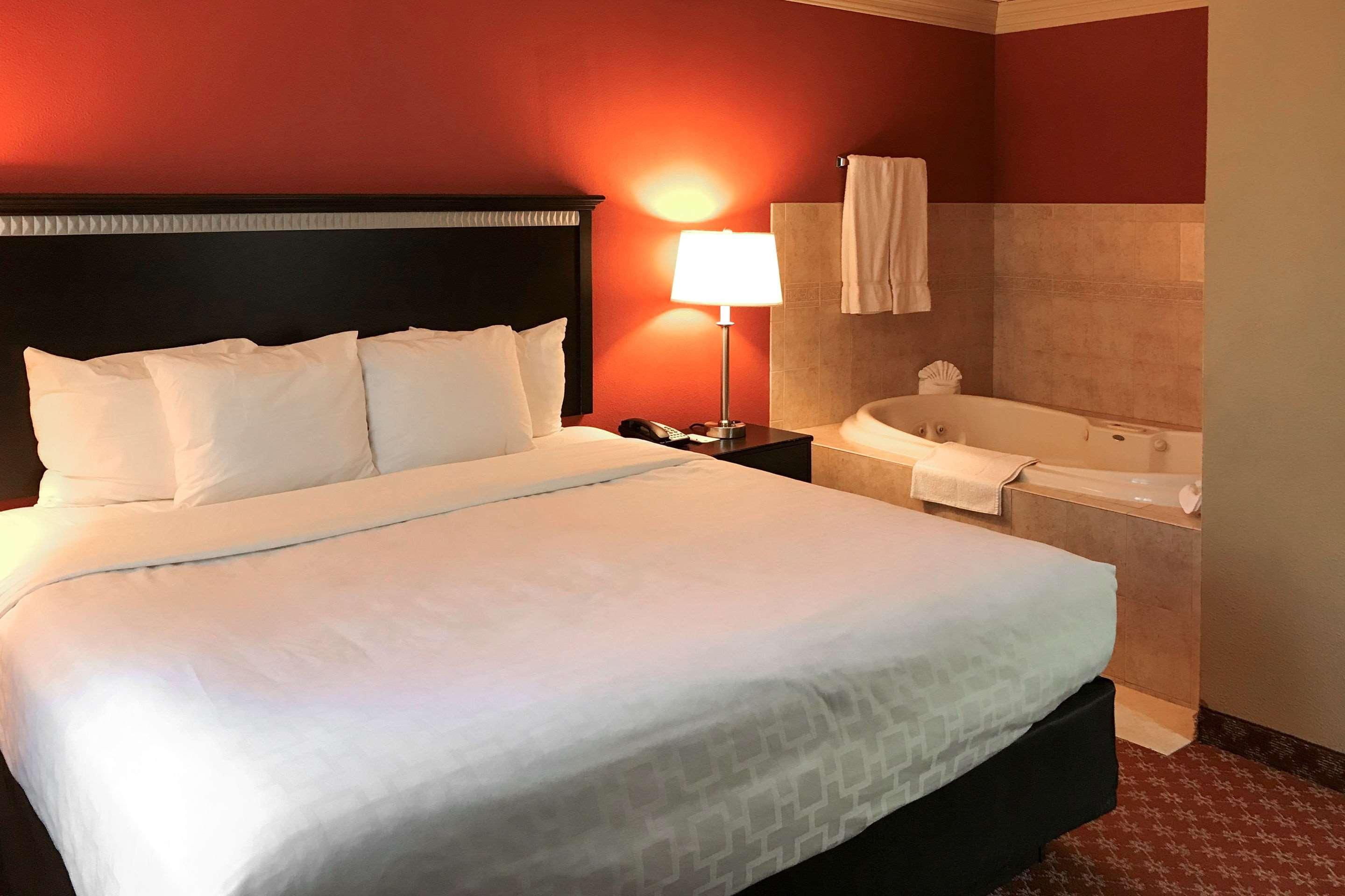 Clarion Hotel & Conference Center Томс-Ривер Экстерьер фото
