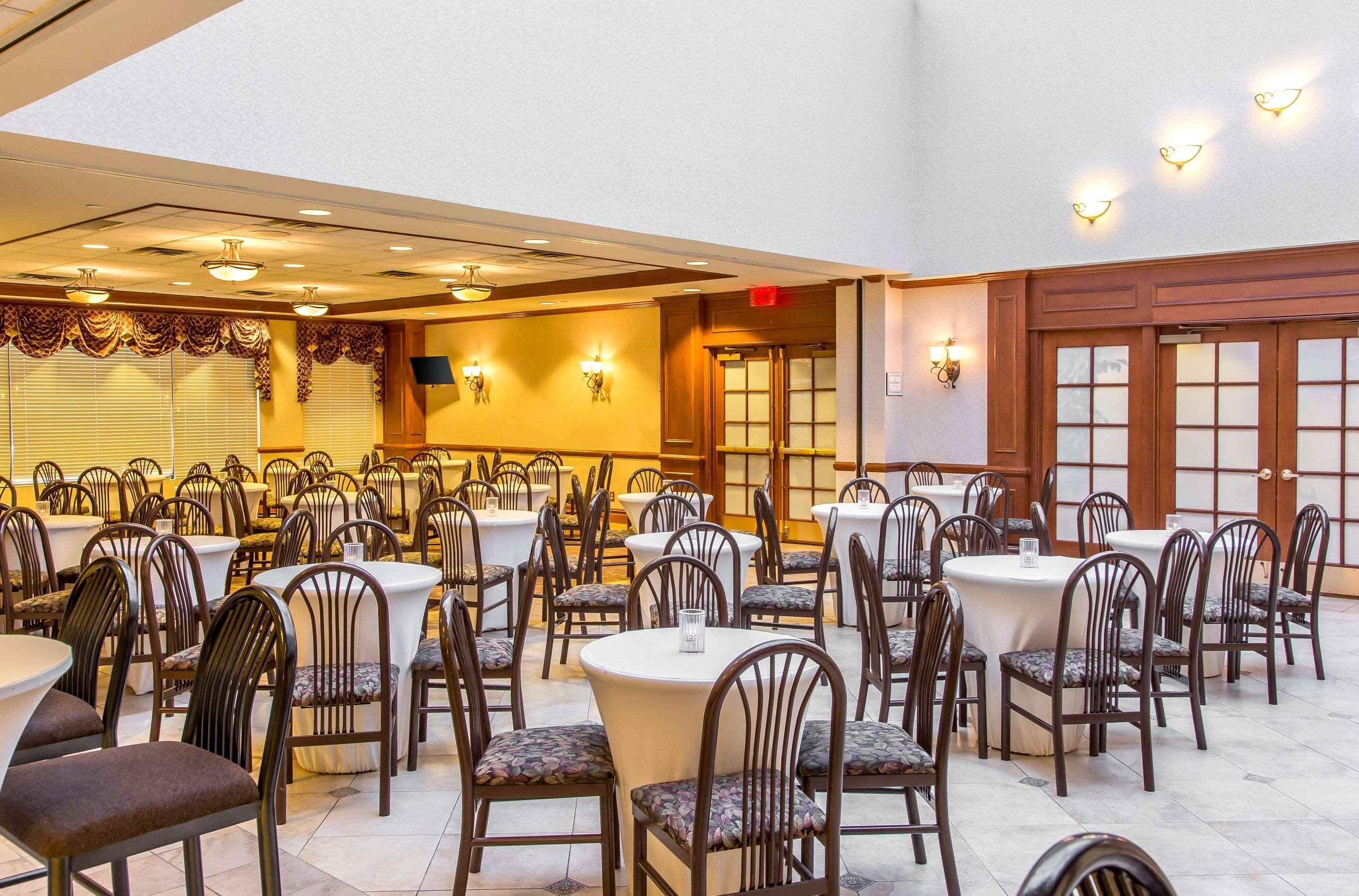 Clarion Hotel & Conference Center Томс-Ривер Экстерьер фото