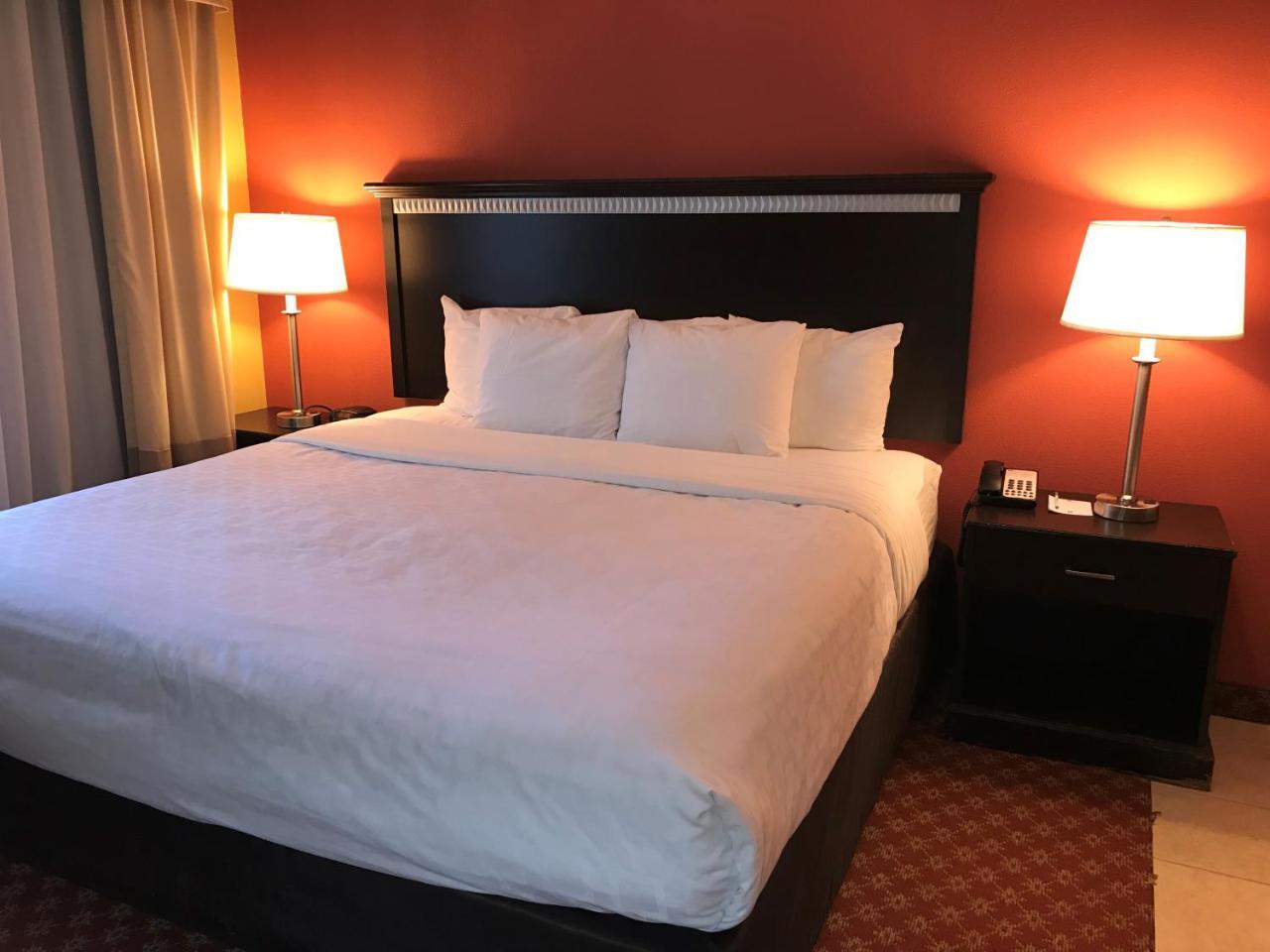 Clarion Hotel & Conference Center Томс-Ривер Экстерьер фото